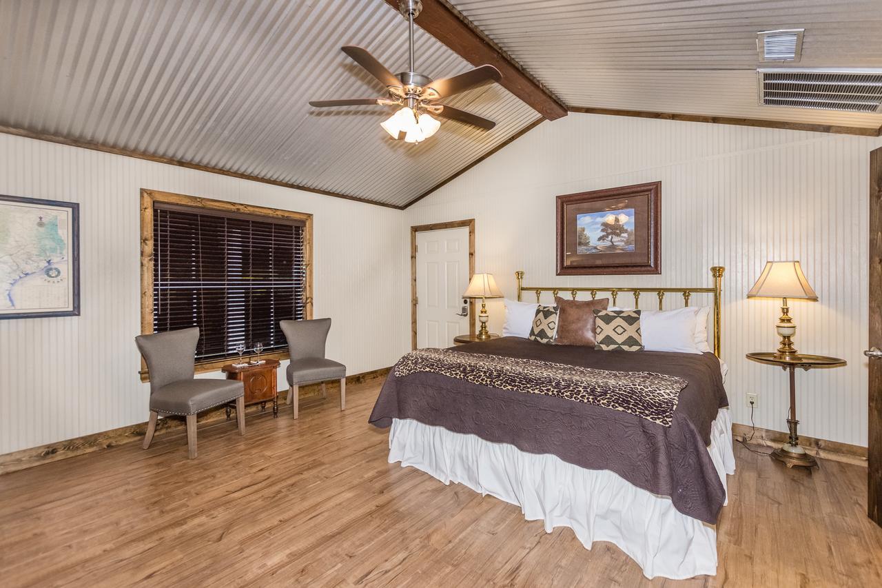 Vineyard Trail Cottages- Adults Only เฟรเดอริกส์เบิร์ก ห้อง รูปภาพ
