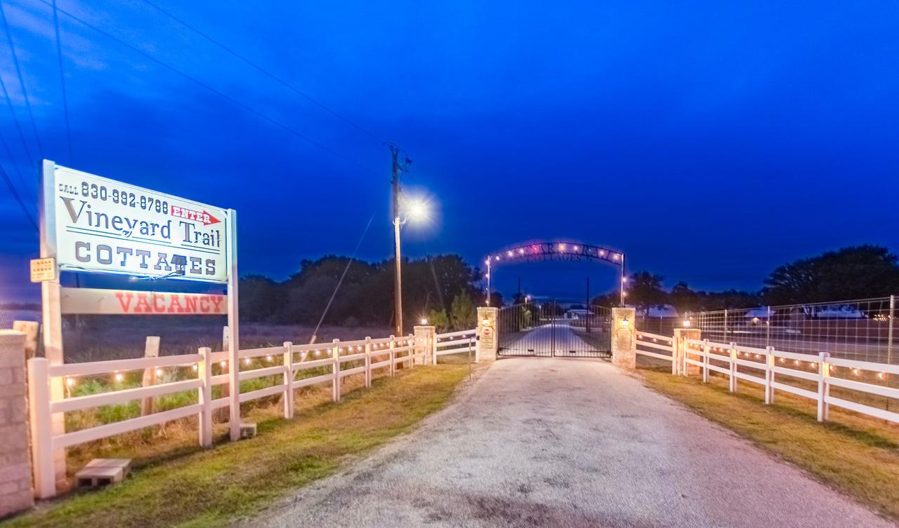 Vineyard Trail Cottages- Adults Only เฟรเดอริกส์เบิร์ก ห้อง รูปภาพ