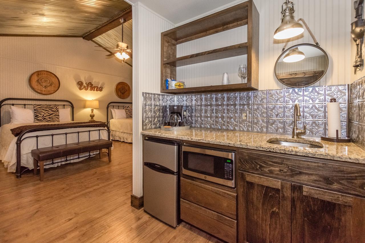 Vineyard Trail Cottages- Adults Only เฟรเดอริกส์เบิร์ก ห้อง รูปภาพ