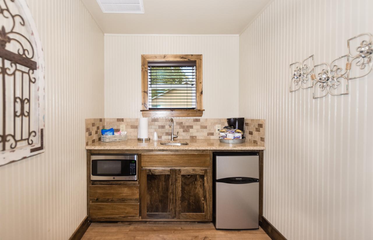 Vineyard Trail Cottages- Adults Only เฟรเดอริกส์เบิร์ก ห้อง รูปภาพ