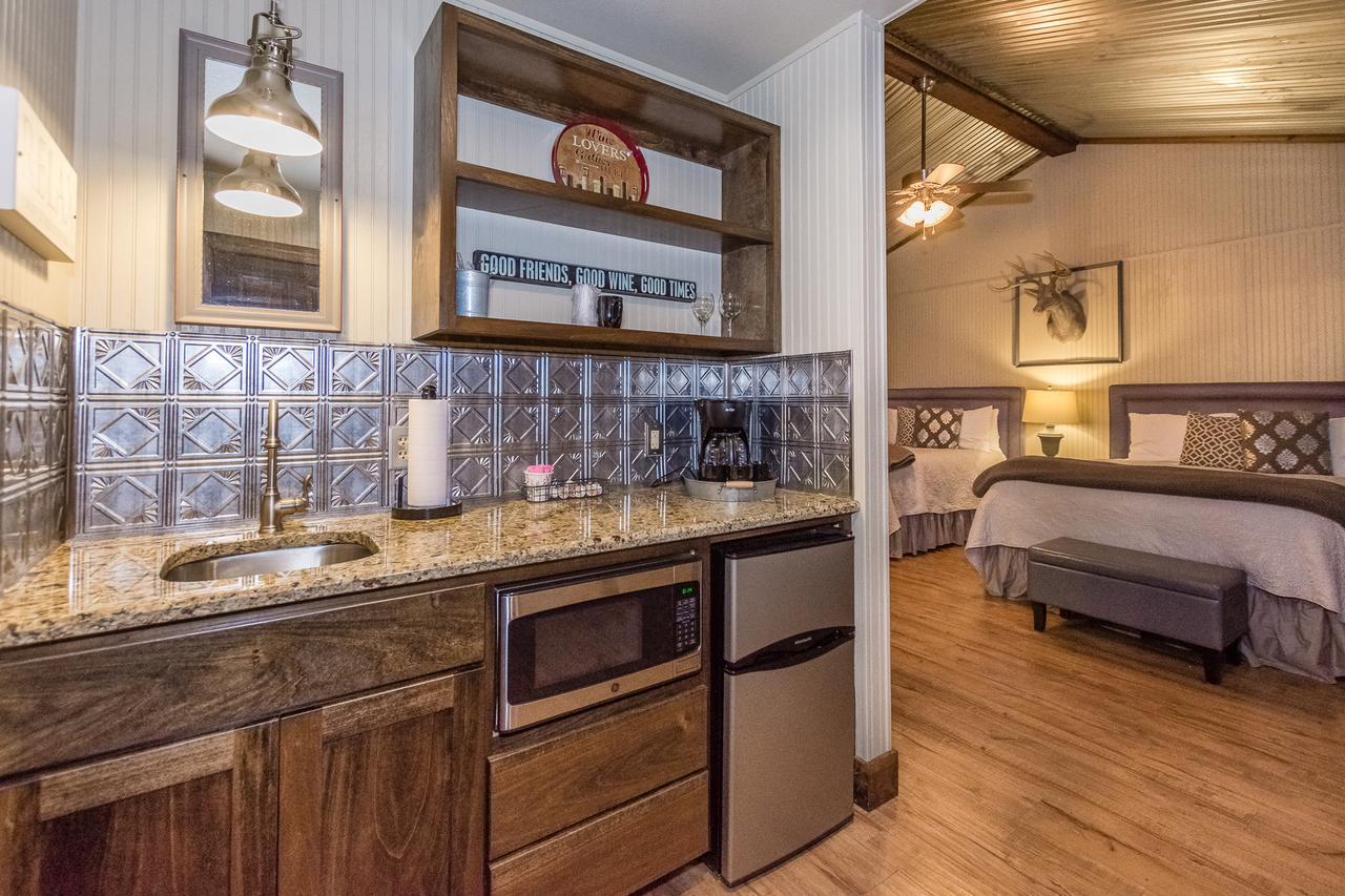 Vineyard Trail Cottages- Adults Only เฟรเดอริกส์เบิร์ก ห้อง รูปภาพ