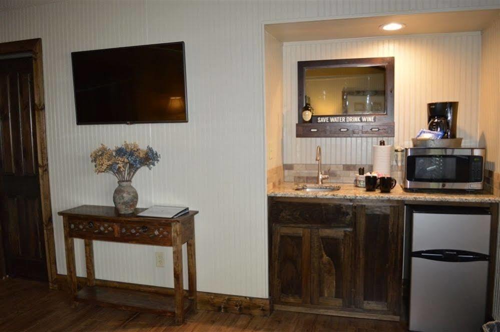 Vineyard Trail Cottages- Adults Only เฟรเดอริกส์เบิร์ก ภายนอก รูปภาพ